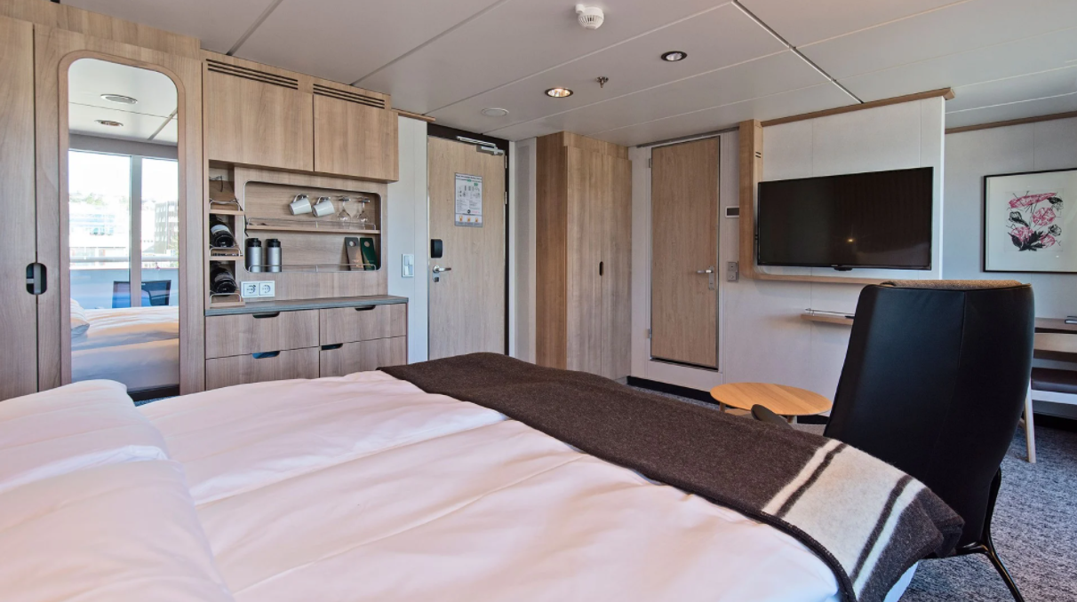 Hurtigruten - MS Fridtjof Nansen - Arctic Superior XY.png